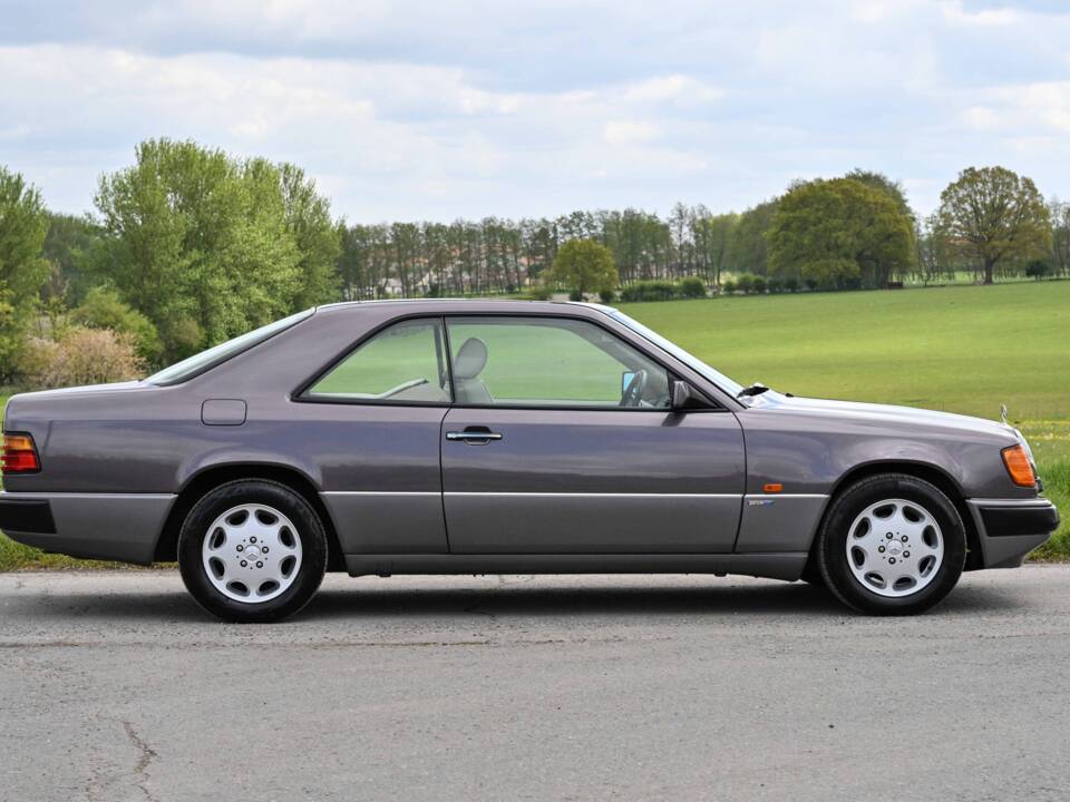 Image 4/8 de Mercedes-Benz 300 CE (1993)