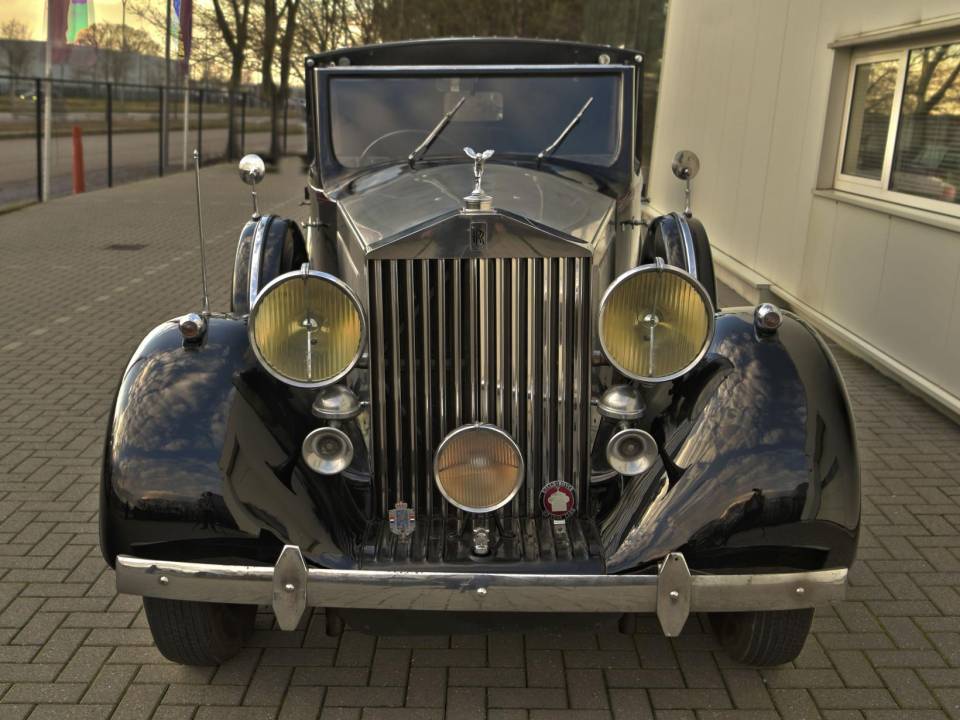 Image 16/50 of Rolls-Royce Phantom III (1938)