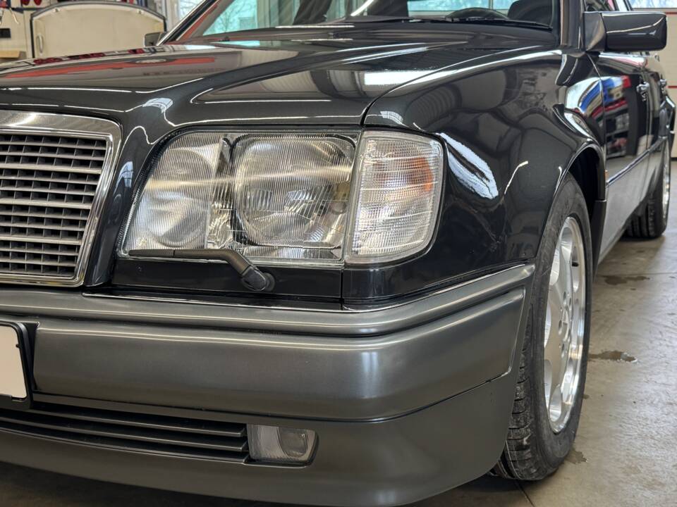 Image 2/14 of Mercedes-Benz E 500 (1994)