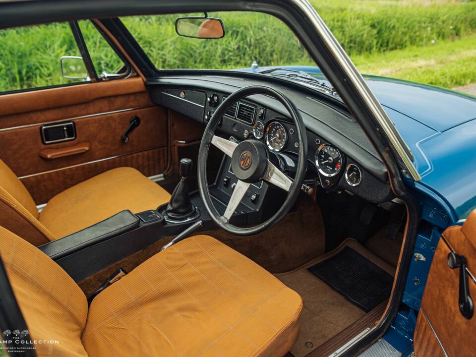 Image 18/40 of MG MGB GT V8 (1973)