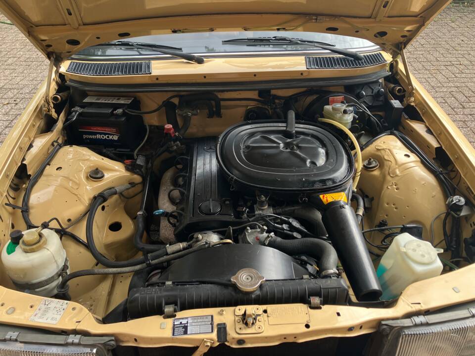 Image 17/33 of Mercedes-Benz 230 TE (1984)