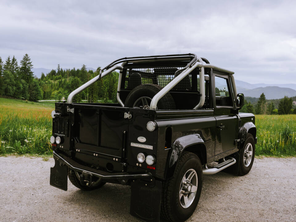 Bild 2/13 von Land Rover Defender SVX (2008)
