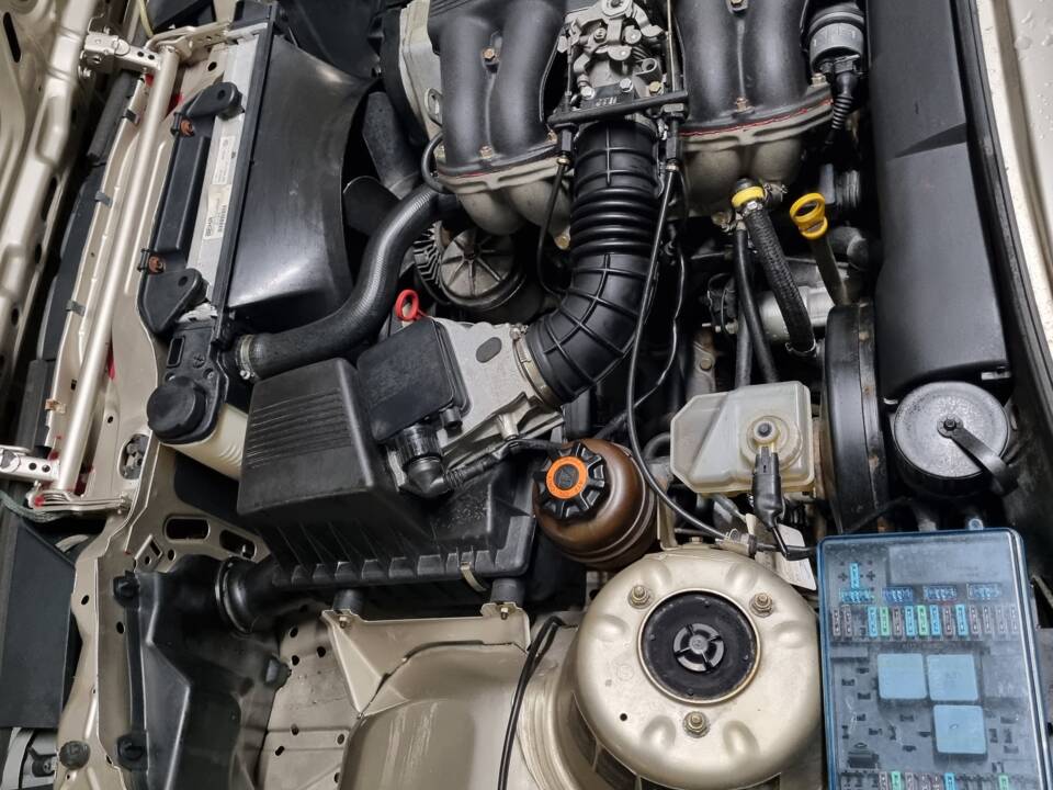 Immagine 17/21 di BMW 318i (1989)