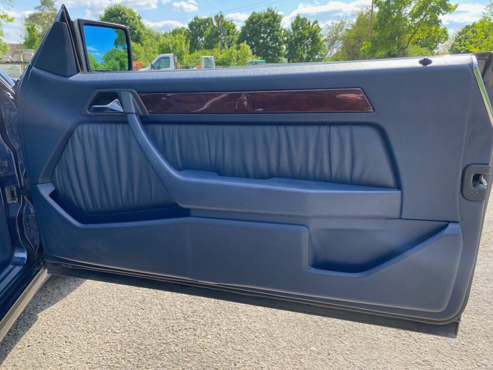 Image 24/31 of Mercedes-Benz E 220 (1994)