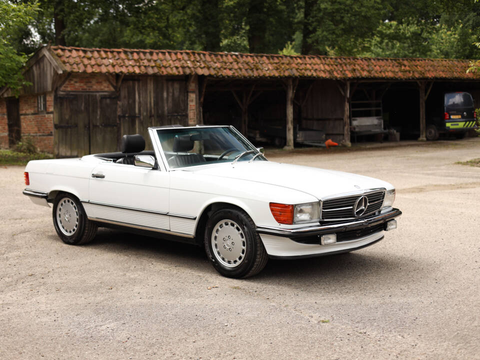 Immagine 2/73 di Mercedes-Benz 560 SL (1986)