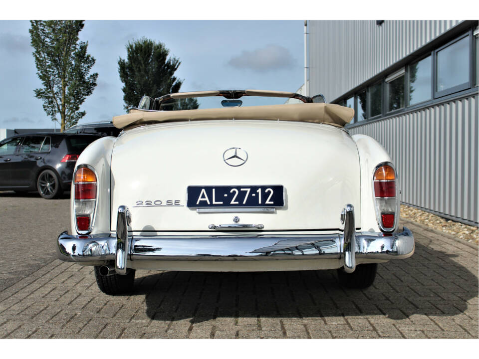 Image 23/35 of Mercedes-Benz 220 SE Cabriolet (1959)