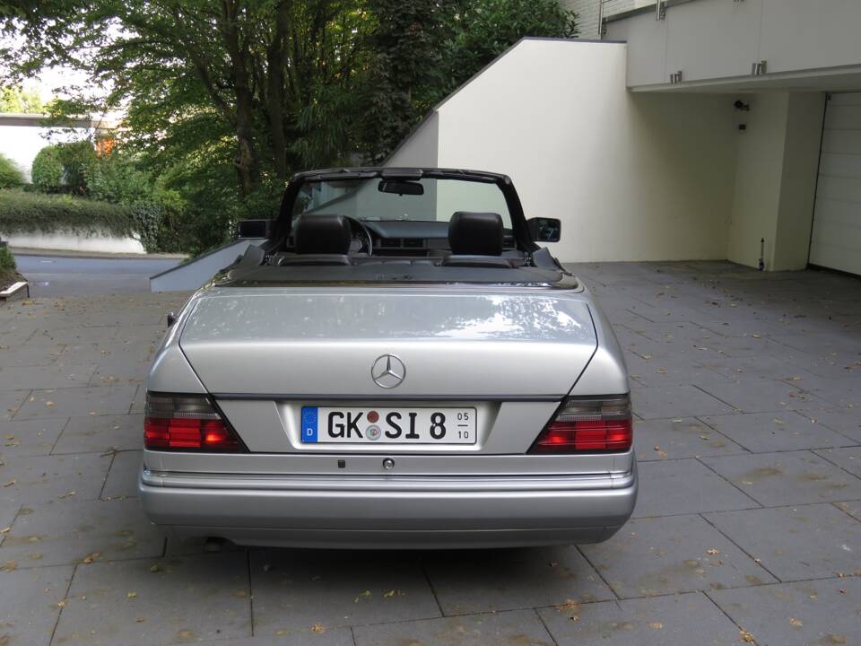 Imagen 29/39 de Mercedes-Benz E 200 (1996)