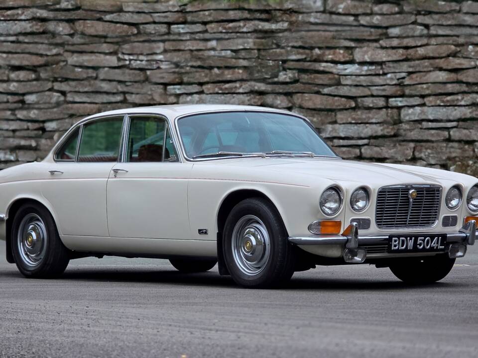 Image 1/50 of Jaguar XJ 6 4.2 (1972)