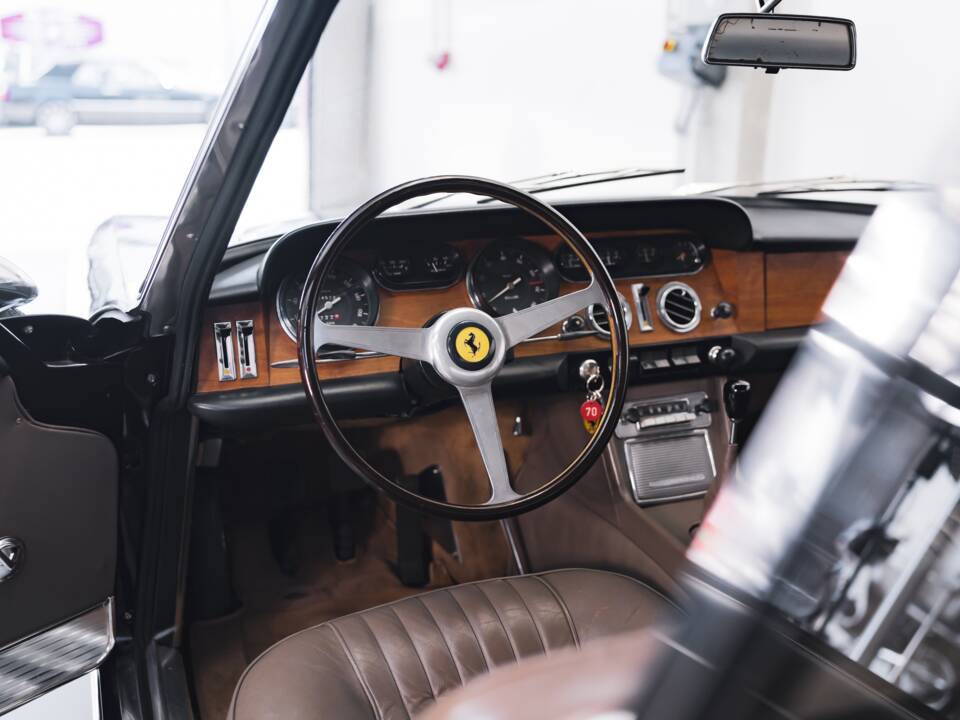 Image 6/100 of Ferrari 330 GT 2+2 (1965)