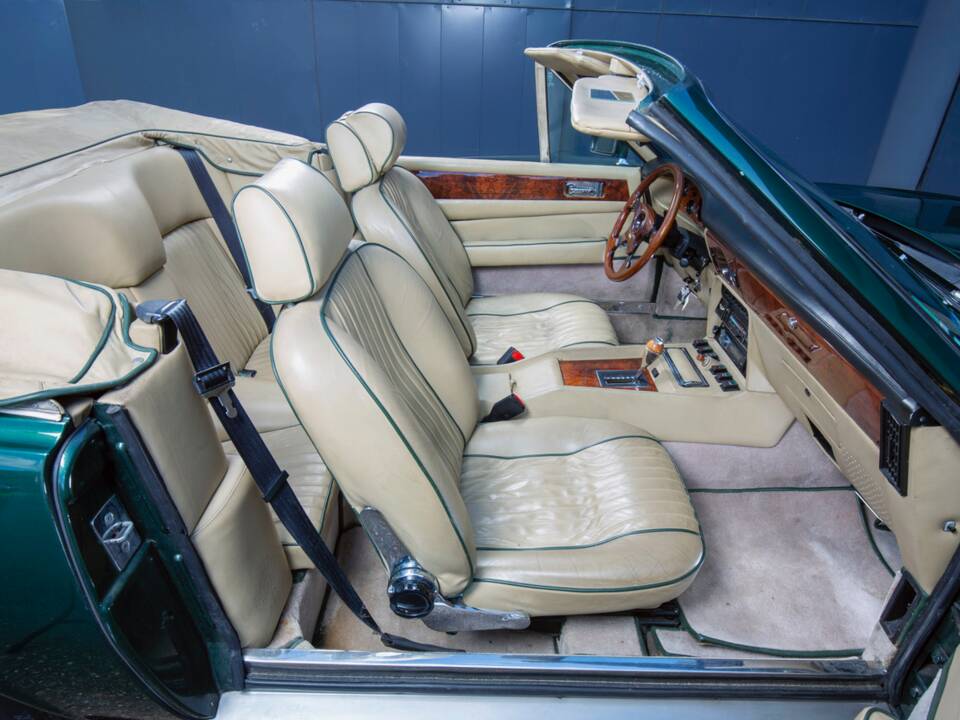 Image 14/20 of Aston Martin V8 (1981)