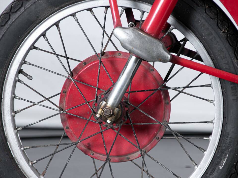 Image 13/50 de Moto Guzzi 250 SS (1950)