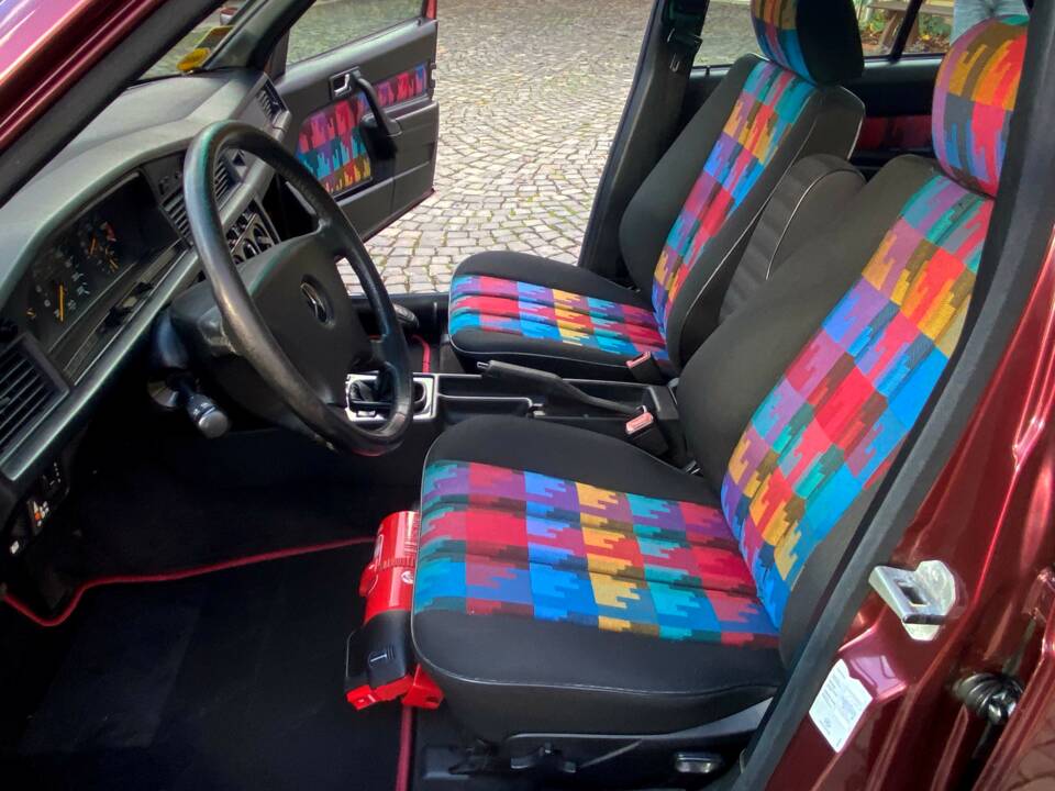Image 14/27 of Mercedes-Benz 190 E 1.8 Avantgarde &quot;Rosso&quot; (1993)