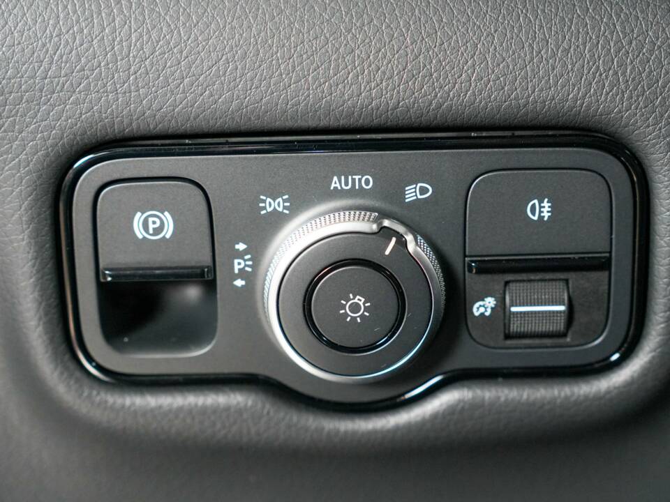 Image 35/50 de Mercedes-Benz V 300 d (2025)