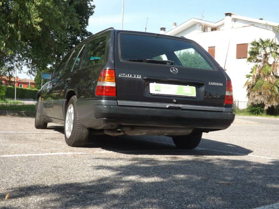 Image 9/50 of Mercedes-Benz 250 TD Turbo (1992)