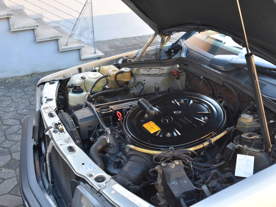 Image 17/18 of Mercedes-Benz 190 E 2.6 (1987)
