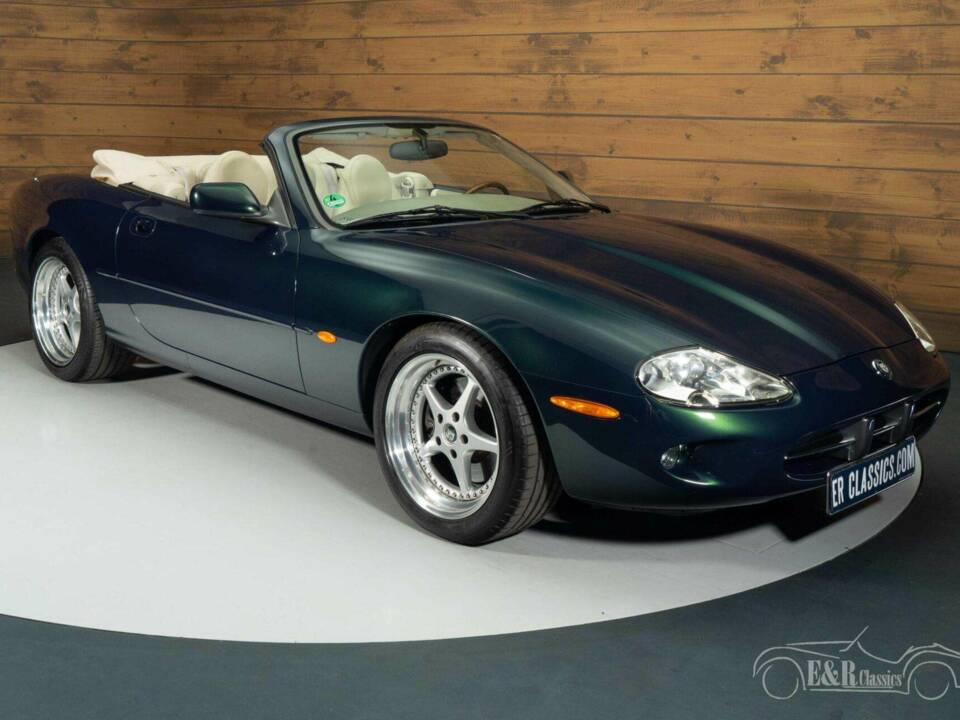 Image 3/19 de Jaguar XK8 4.0 (1998)