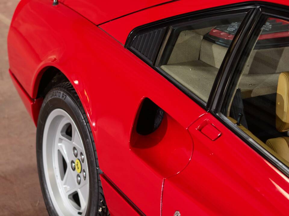 Image 38/79 of Ferrari 328 GTB (1985)