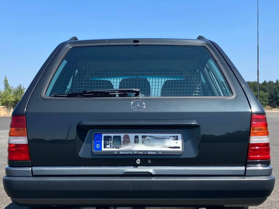 Bild 6/41 von Mercedes-Benz E 220 T (1995)