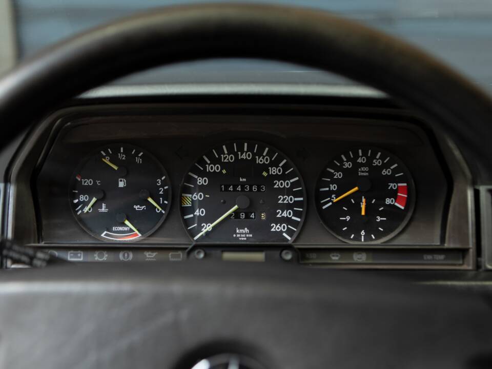 Image 12/23 de Mercedes-Benz 190 E 2.5-16 (1989)