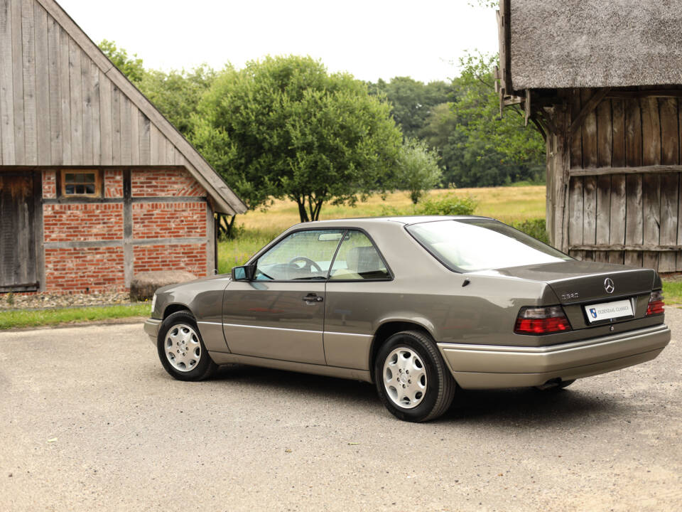 Imagen 4/74 de Mercedes-Benz E 320 (1994)