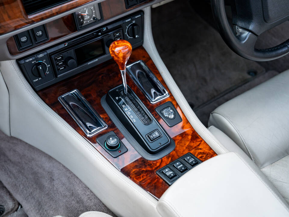 Image 24/38 of Jaguar XJS 4.0 (1995)