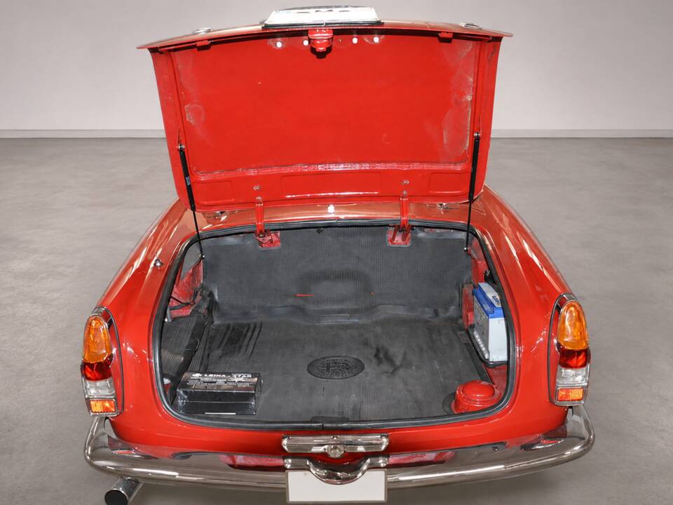 Image 24/31 of Alfa Romeo 2600 Spider (1964)