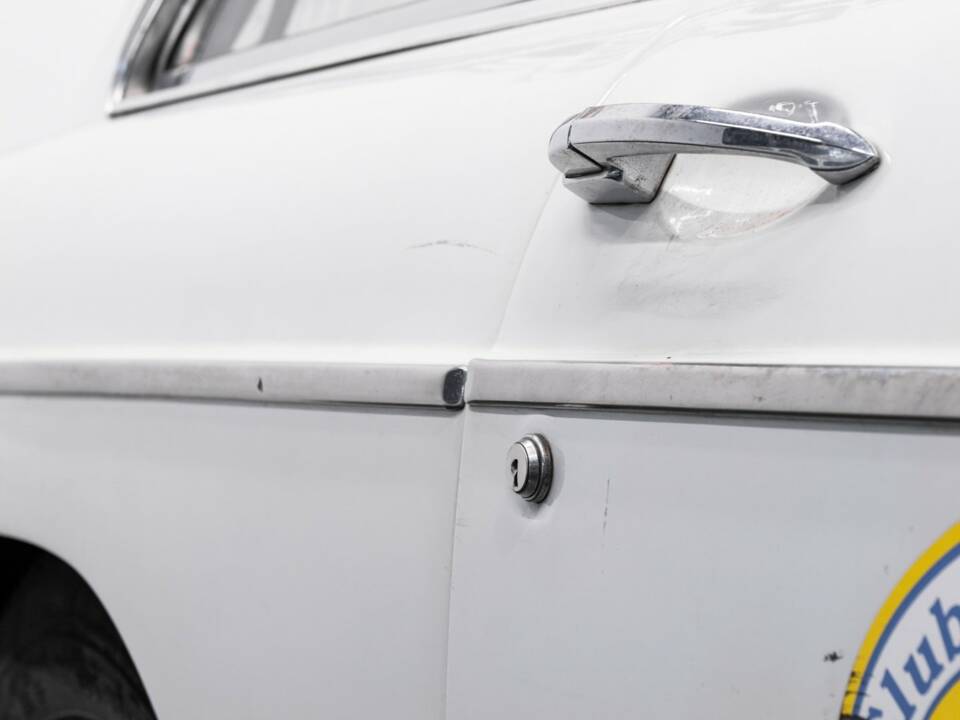 Image 22/50 of MG MGB GT (1971)