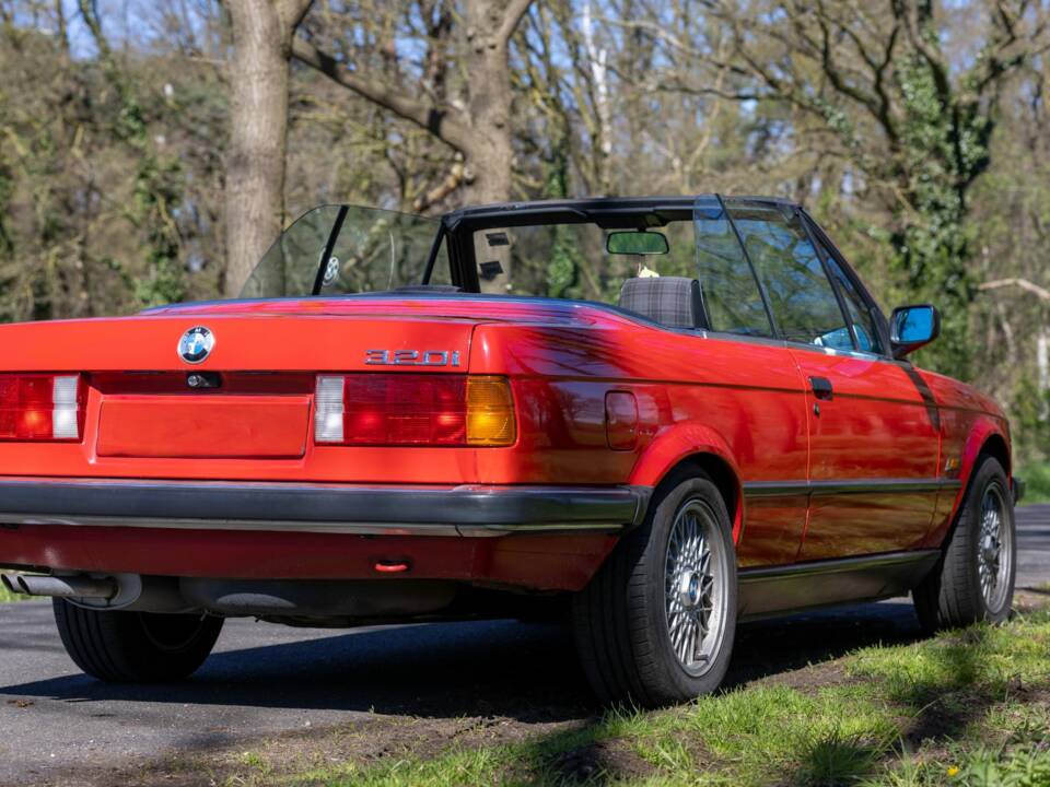 Image 6/8 of BMW 320i (1990)