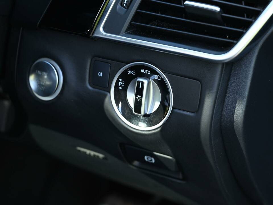 Image 31/49 of Mercedes-Benz ML 63 AMG (2013)