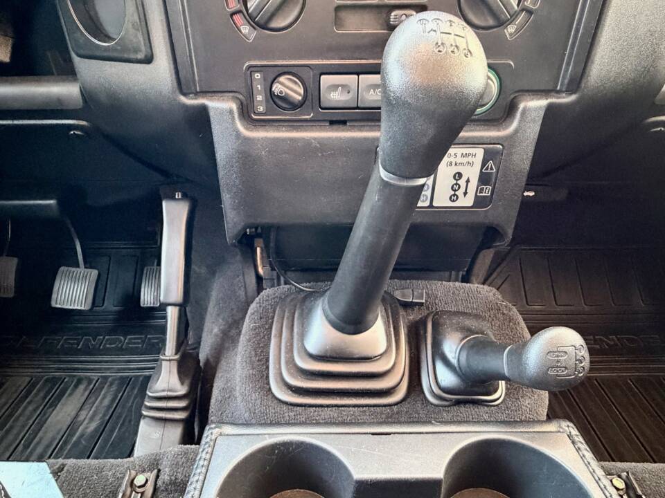 Bild 16/18 von Land Rover Defender 90 TD4 (2007)