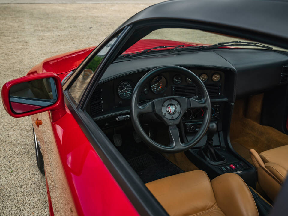 Image 30/45 of Alfa Romeo SZ (1991)