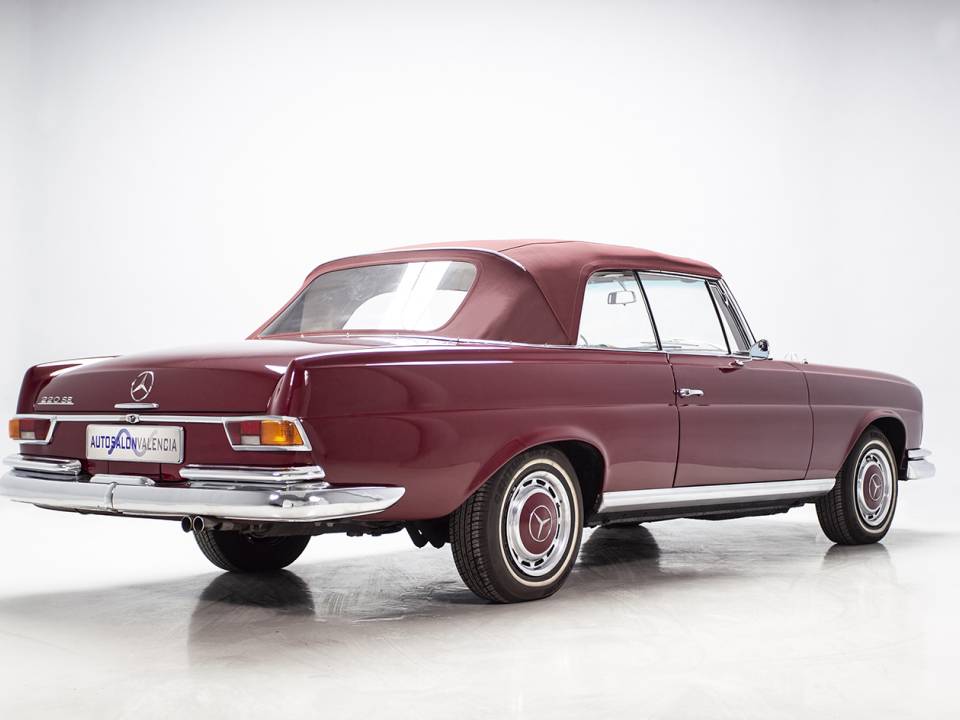 Image 15/46 de Mercedes-Benz 220 SE b (1965)