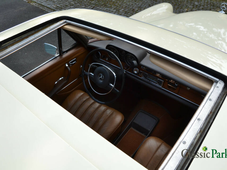 Image 9/49 of Mercedes-Benz 280 SE 3,5 (1972)