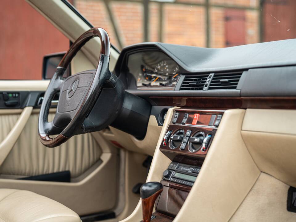 Image 47/83 de Mercedes-Benz E 220 (1996)