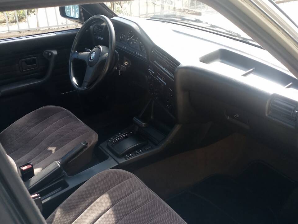 Image 19/51 of BMW 318i (1985)
