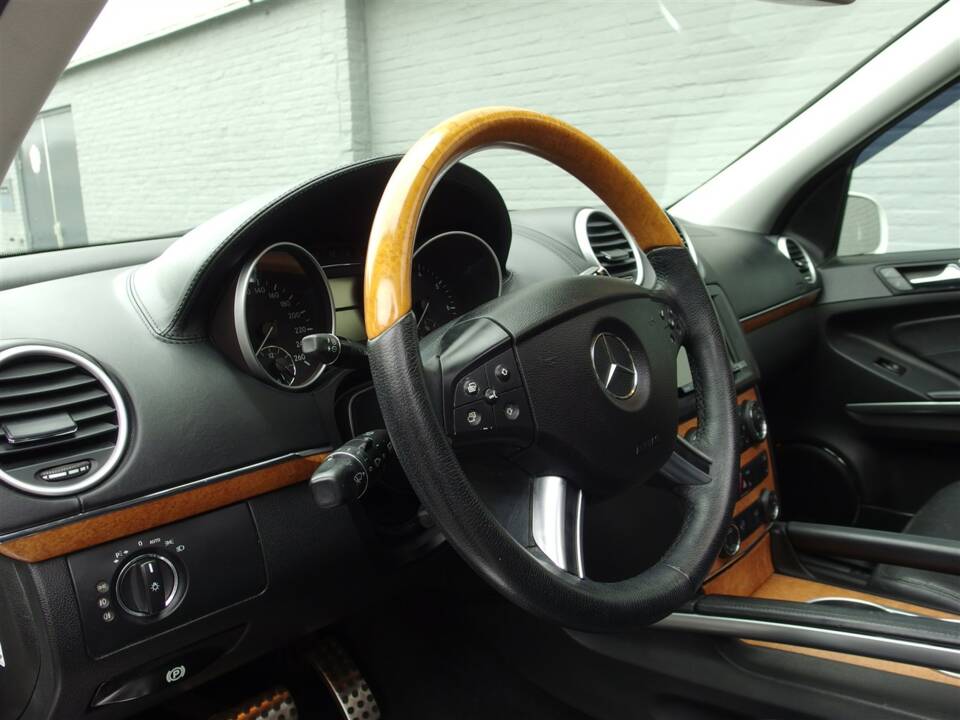 Afbeelding 55/99 van Mercedes-Benz GL 550 4MATIC (2009)