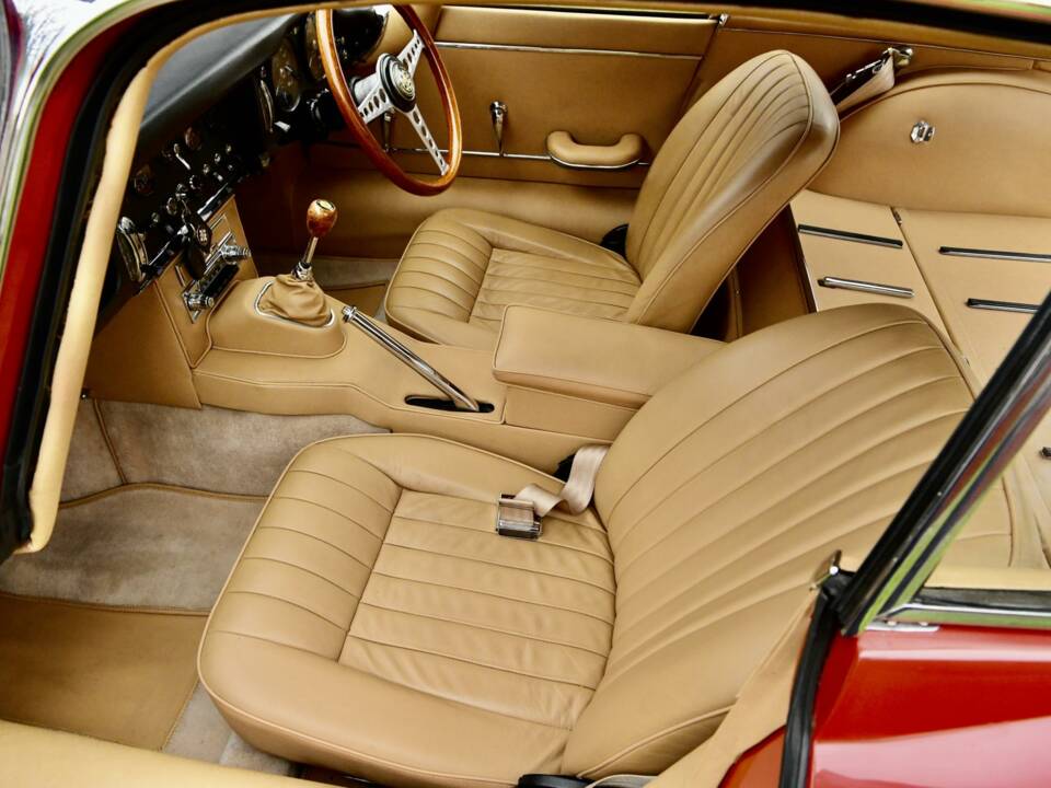 Image 33/50 de Jaguar E-Type (1968)