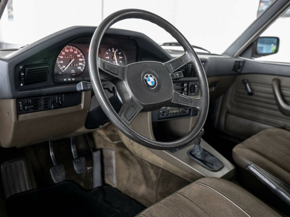 Image 15/25 de BMW 520i (1984)