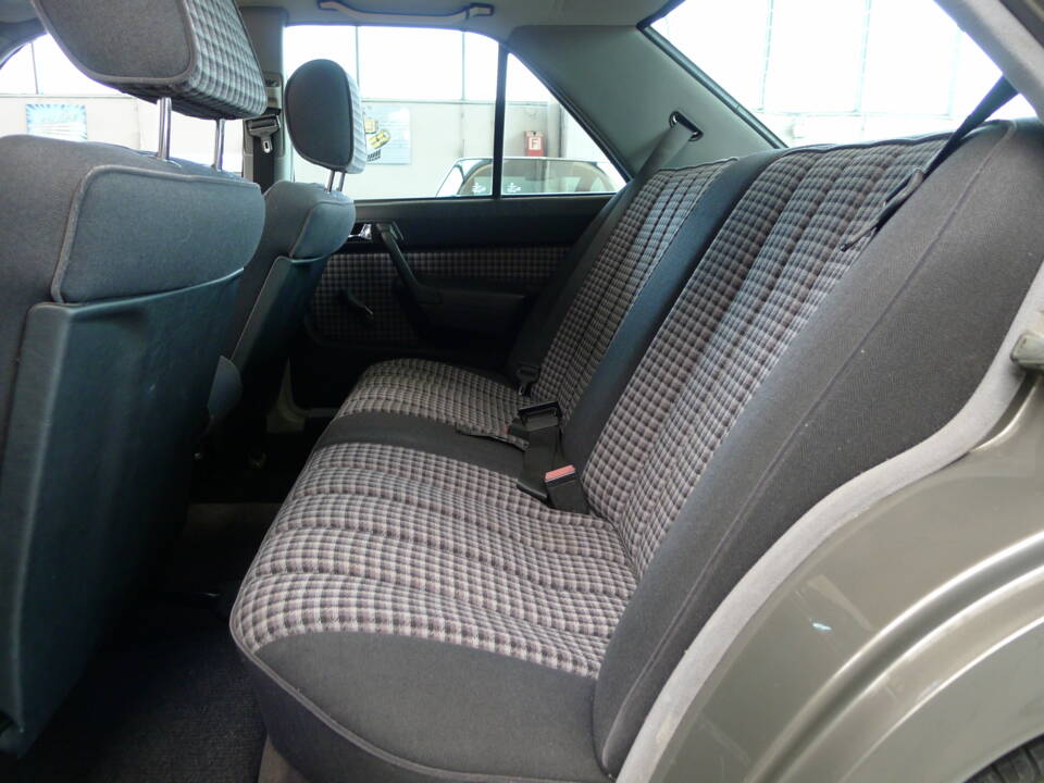 Image 24/34 de Mercedes-Benz 190 E 1.8 (1991)