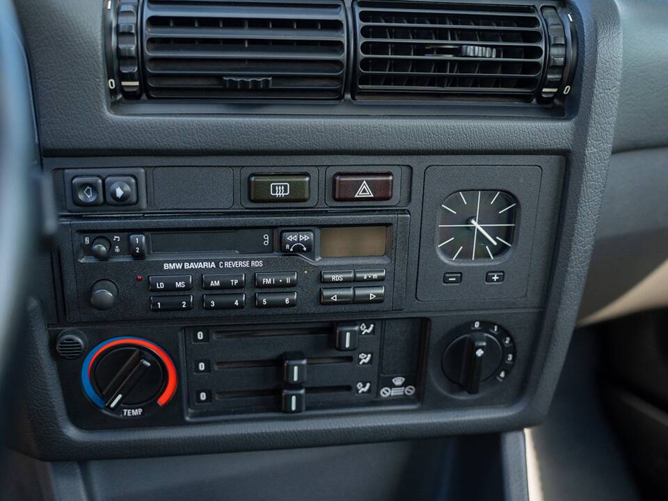 Immagine 25/35 di BMW 320i (1988)