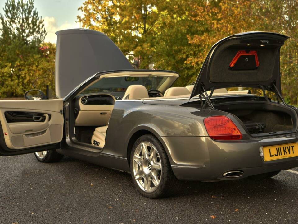 Image 14/50 of Bentley Continental GTC (2011)
