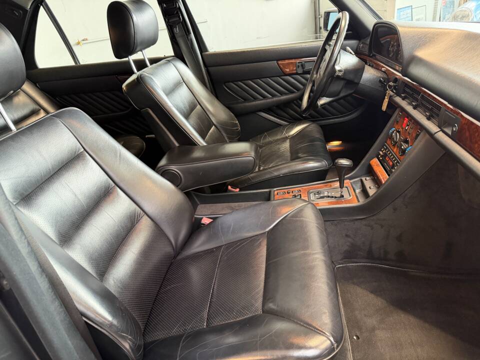 Bild 18/46 von Mercedes-Benz 300 SE (1990)