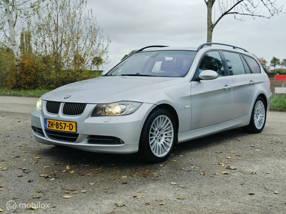 Image 4/32 of BMW 330xi Touring (2005)