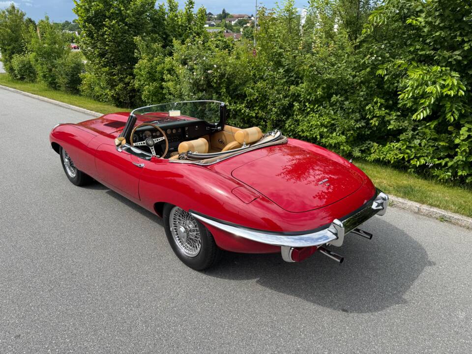 Image 7/35 of Jaguar E-Type (1969)