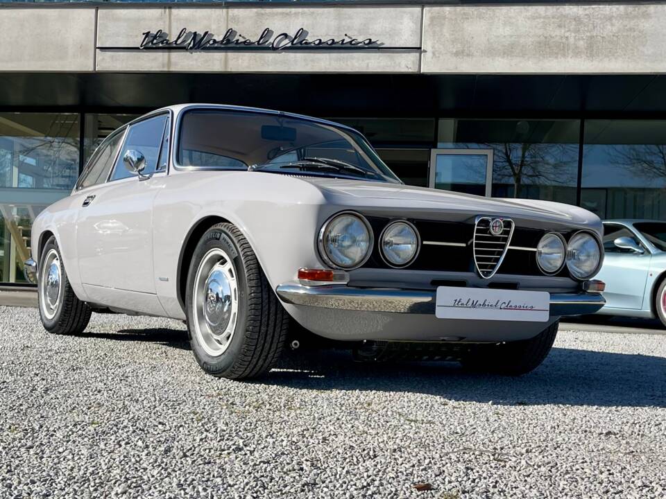 Image 41/47 de Alfa Romeo 1750 GT Veloce (1968)