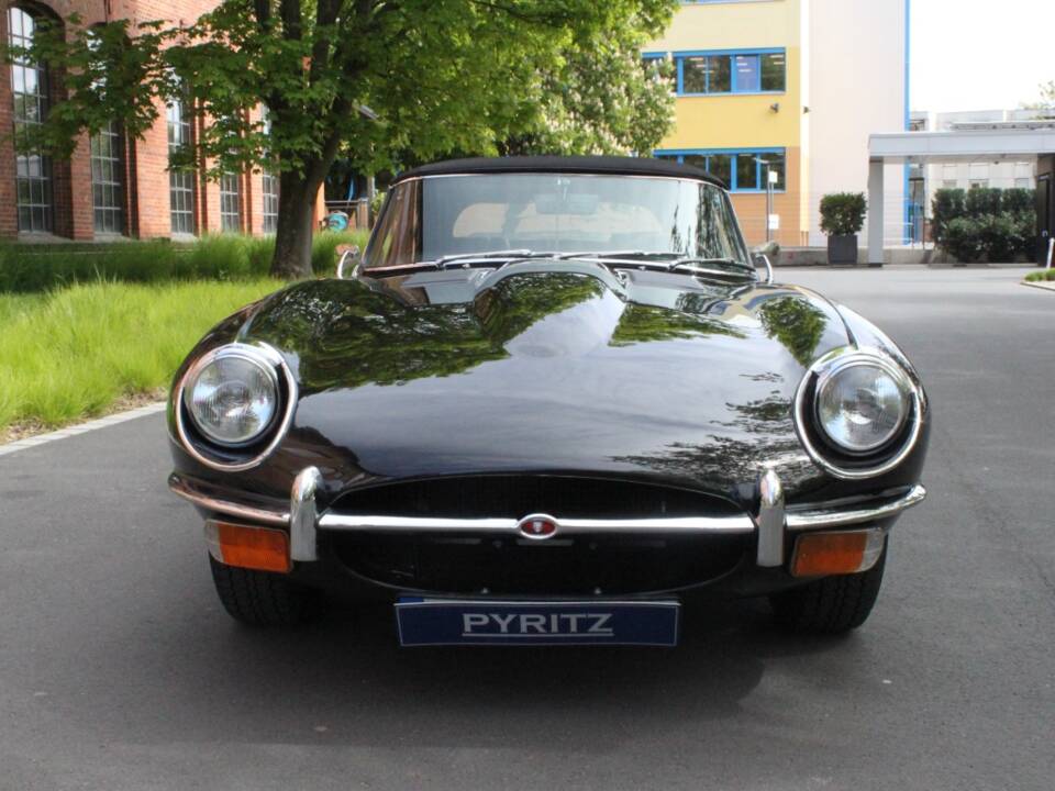 Image 5/24 of Jaguar E-Type (1970)