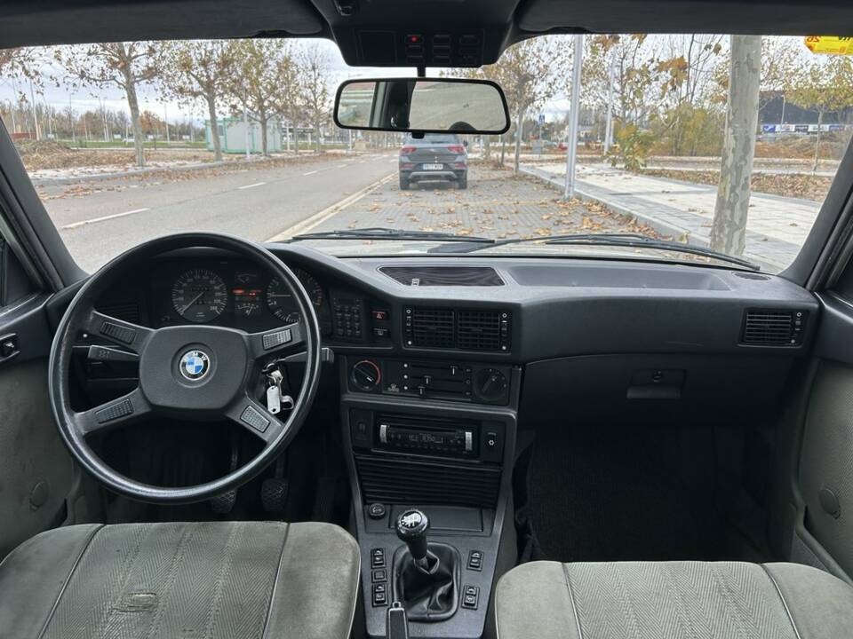 Image 6/8 of BMW 525i (1983)
