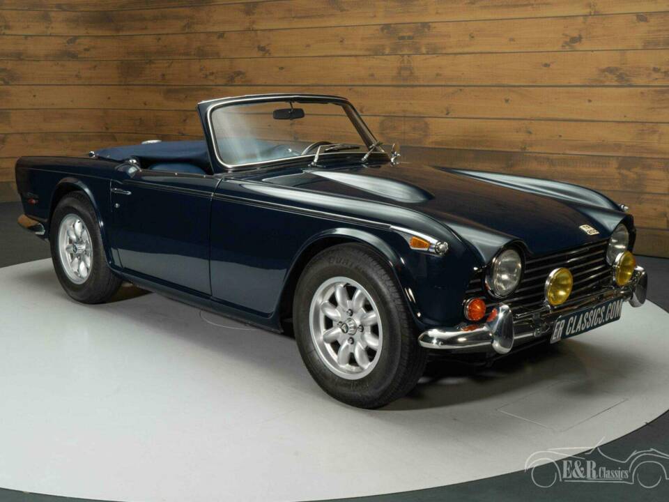 Image 4/19 of Triumph TR 250 (1968)