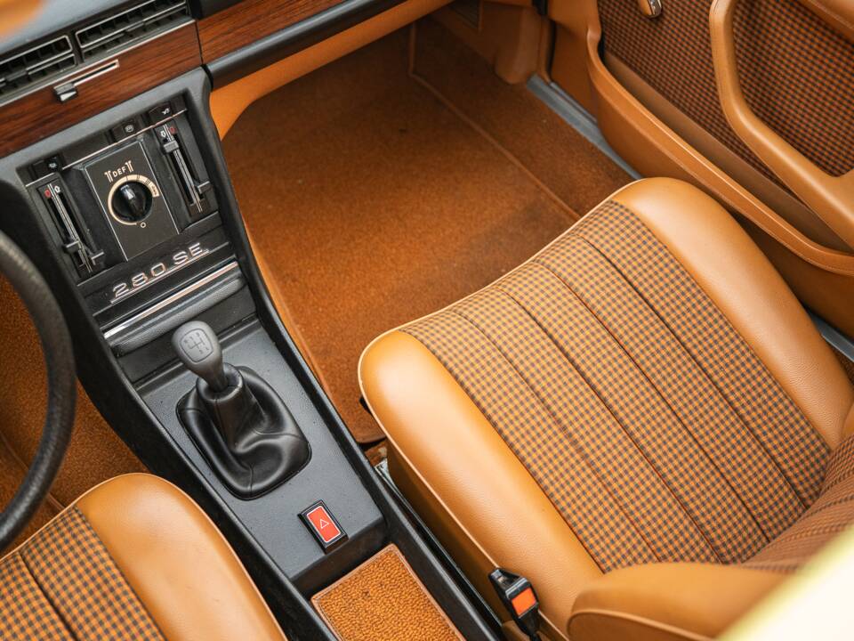 Afbeelding 30/75 van Mercedes-Benz 280 SE (1976)