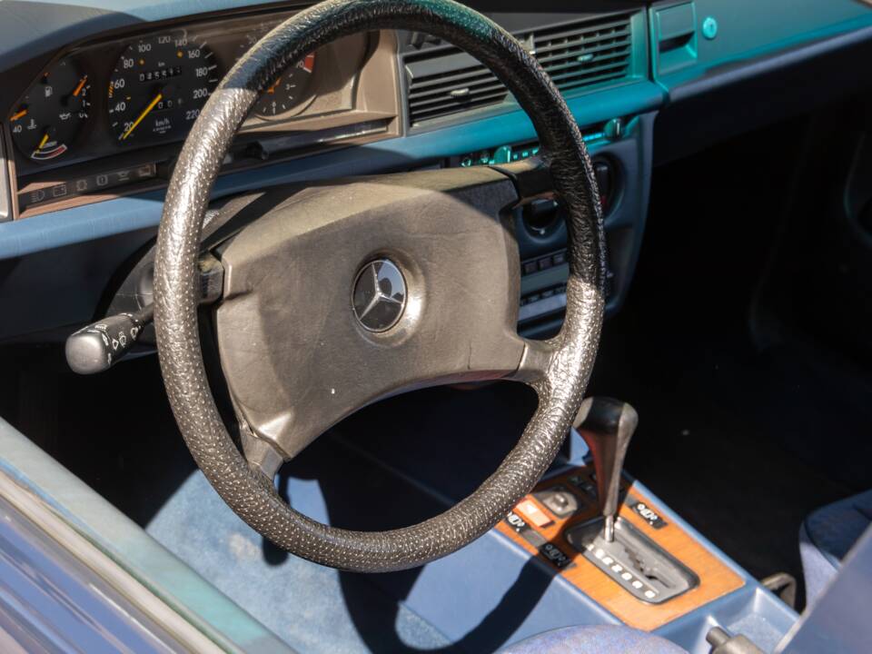 Bild 12/69 von Mercedes-Benz 190 E (1988)